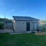 Mysigt Attefallshus Med Naerhet Till Stad Och Hav